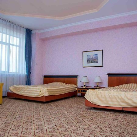 Hotel Экипаж à Almaty Extérieur photo