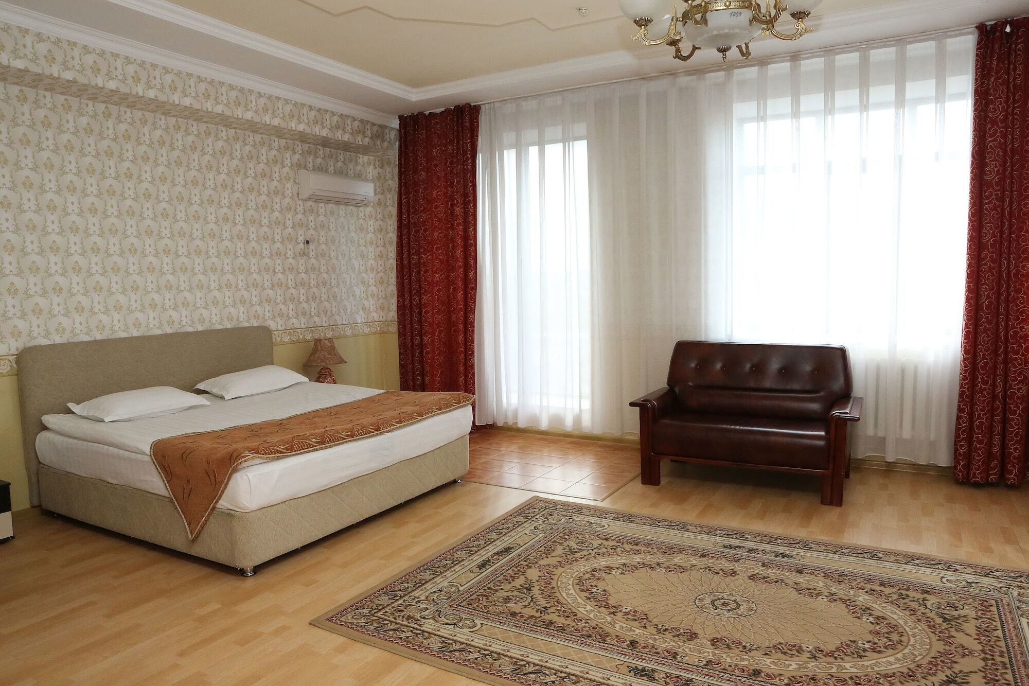 Hotel Экипаж à Almaty Extérieur photo